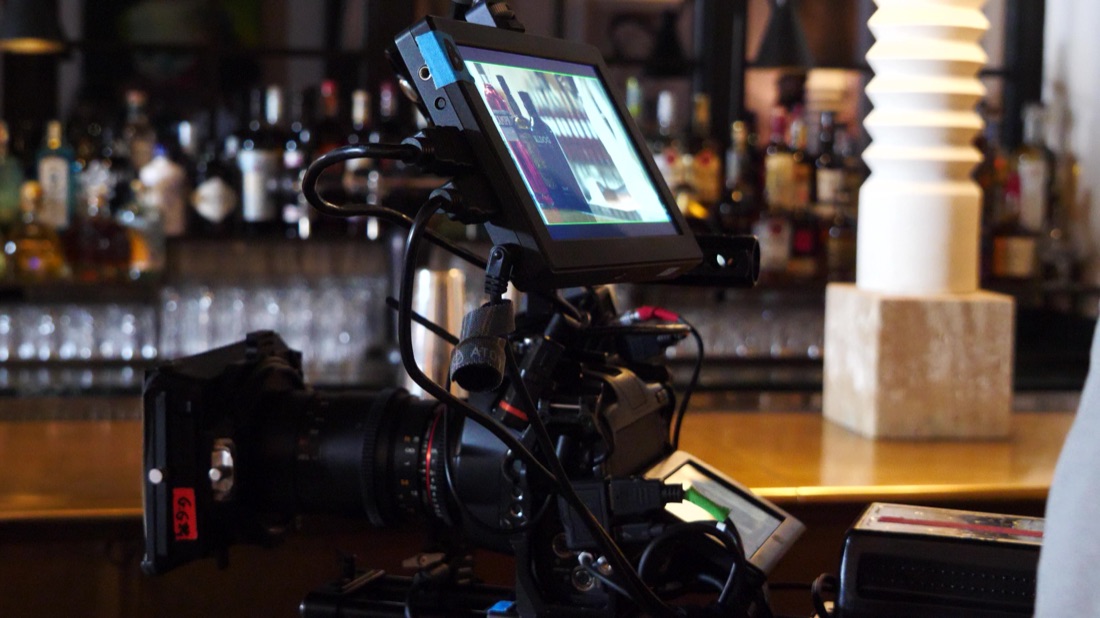 Studenti DAM sul set con cinepresa RED durante una produzione reale
